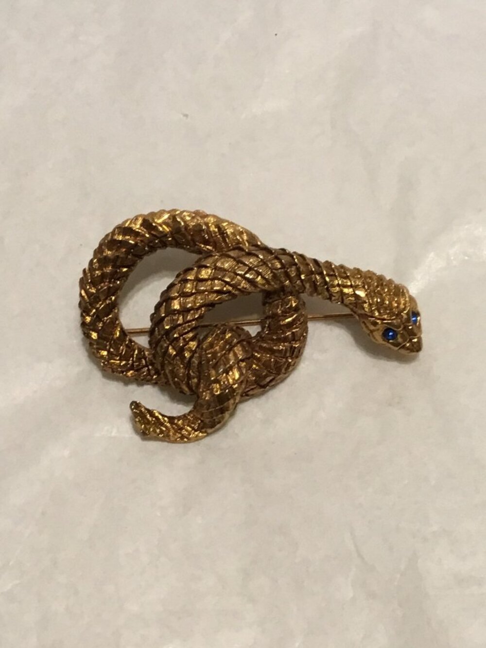 Vintage & gorgeous gold toned coiled snake brooch w/ green eyes